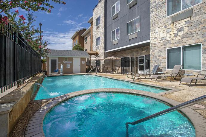 Imagen de la piscina del Hotel Fairfield Inn and Suites Marriott San Antonio Boerne. Foto 17