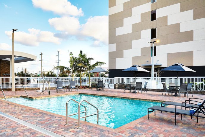 Imagen de la piscina del Hotel Fairfield Inn and Suites Miami Airport West/Doral. Foto 20