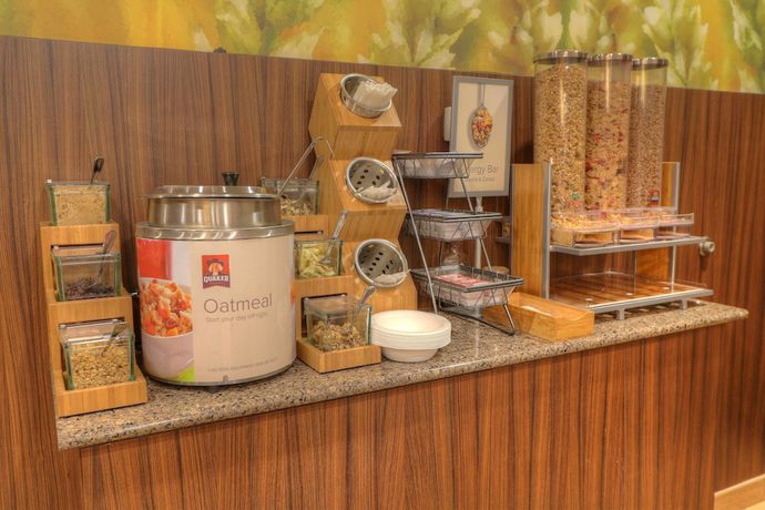 Imagen del bar/restaurante del Hotel Fairfield Inn and Suites Mt. Pleasant. Foto 11