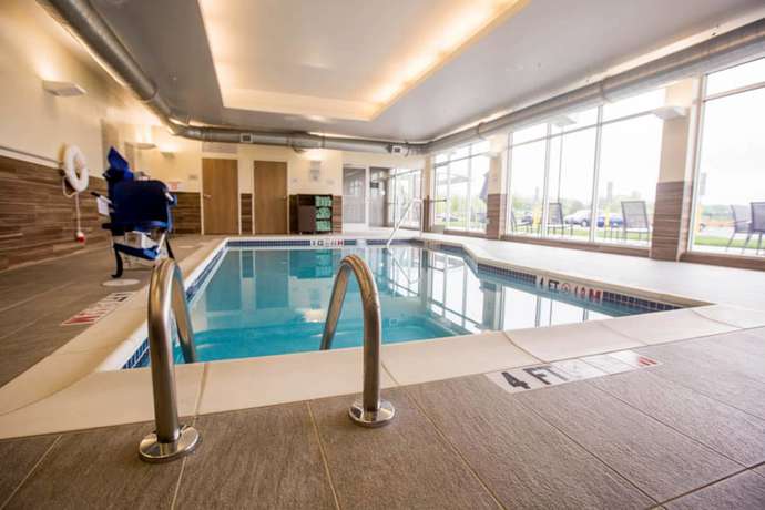 Imagen de la piscina del Hotel Fairfield Inn and Suites Philadelphia Broomall/newtown Square. Foto 11
