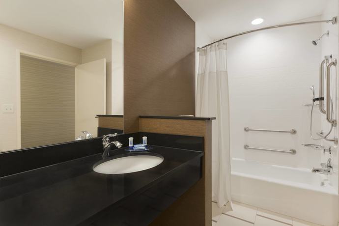 Imagen de la habitación del Hotel Fairfield Inn and Suites Pittsburgh Airport/robinson Township. Foto 10