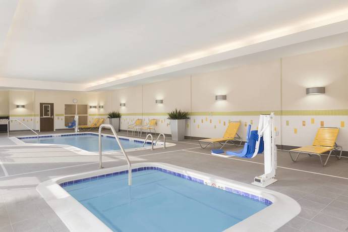 Imagen de la piscina del Hotel Fairfield Inn and Suites Pittsburgh Airport/robinson Township. Foto 20