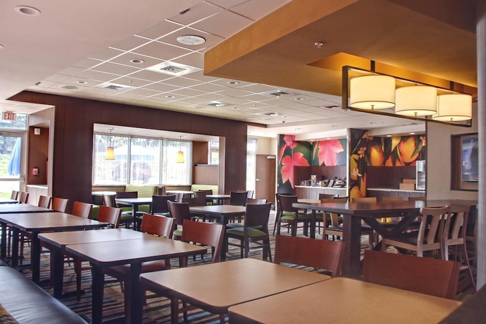 Imagen del bar/restaurante del Hotel Fairfield Inn and Suites Reading Wyomissing. Foto 6