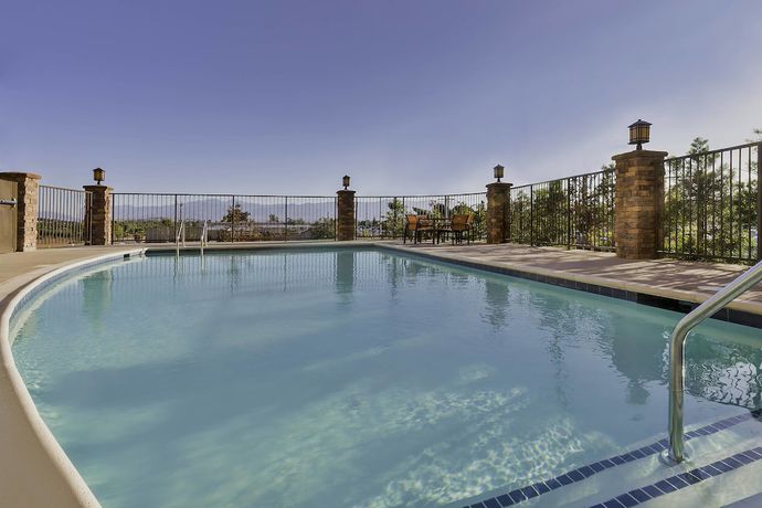 Imagen de la piscina del Hotel Fairfield Inn and Suites Riverside Corona/Norco. Foto 20