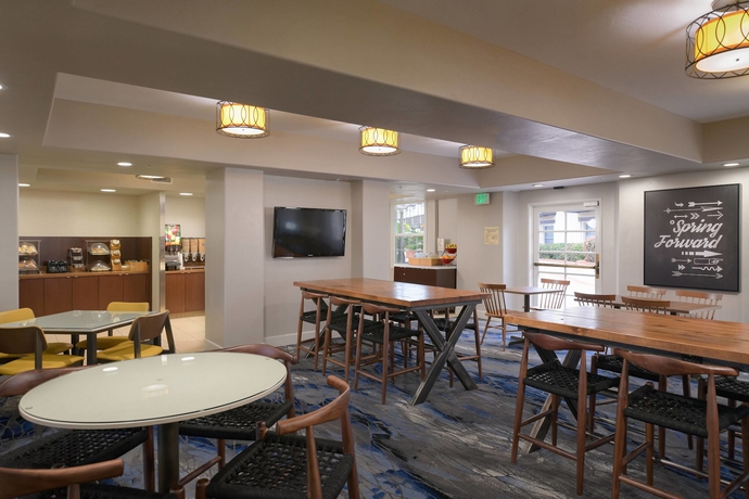 Imagen del bar/restaurante del Hotel Fairfield Inn and Suites San Diego Old Town. Foto 4