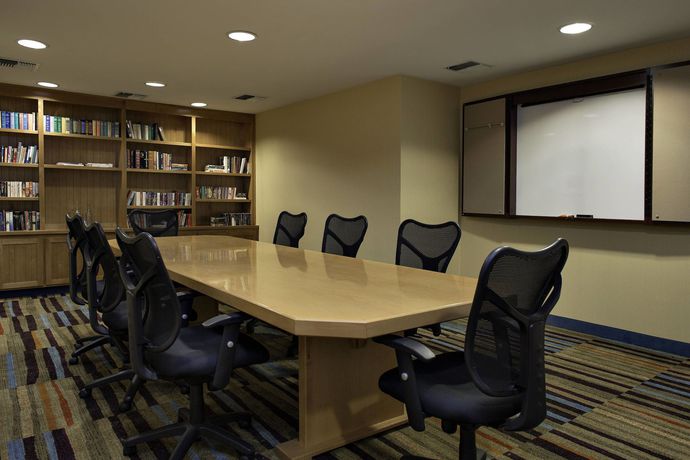 Imagen de los interiores del Hotel Fairfield Inn and Suites Santa Rosa Sebastopol. Foto 13