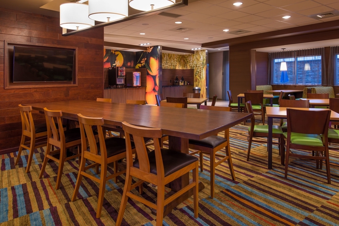 Imagen del bar/restaurante del Hotel Fairfield Inn and Suites St Louis Westport. Foto 8