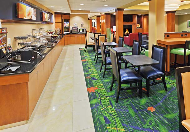Imagen del bar/restaurante del Hotel Fairfield Inn and Suites Tulsa South Medical District. Foto 2