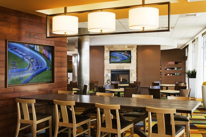 Imagen del bar/restaurante del Hotel Fairfield Inn and Suites Tustin Orange County. Foto 3