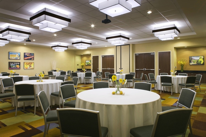 Imagen de los interiores del Hotel Fairfield Inn and Suites Tustin Orange County. Foto 17