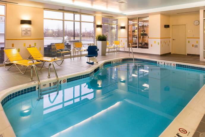 Imagen de la piscina del Hotel Fairfield Inn and Suites Utica. Foto 7