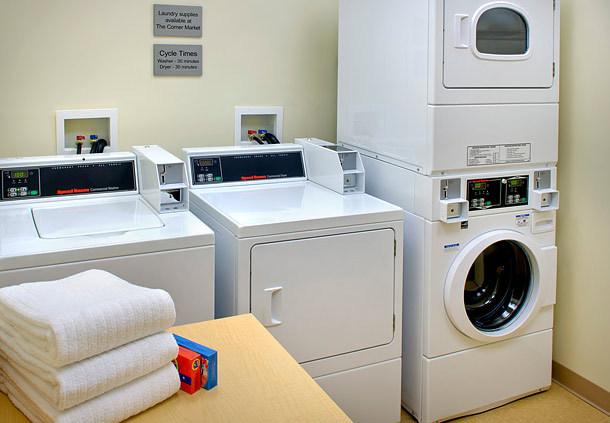 Imagen de los interiores del Hotel Fairfield Inn and Suites Watertown Thousand Islands. Foto 8