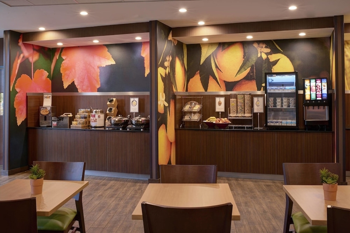 Imagen del bar/restaurante del Hotel Fairfield Inn and Suites by Marriott Ann Arbor Ypsilanti. Foto 2