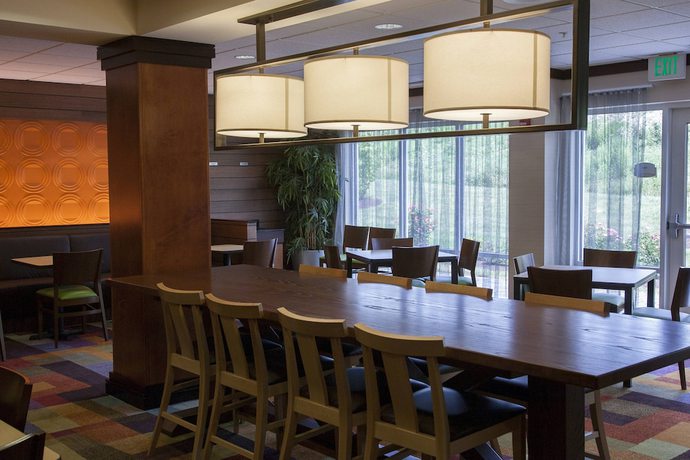 Imagen del bar/restaurante del Hotel Fairfield Inn and Suites by Marriott Bedford. Foto 2