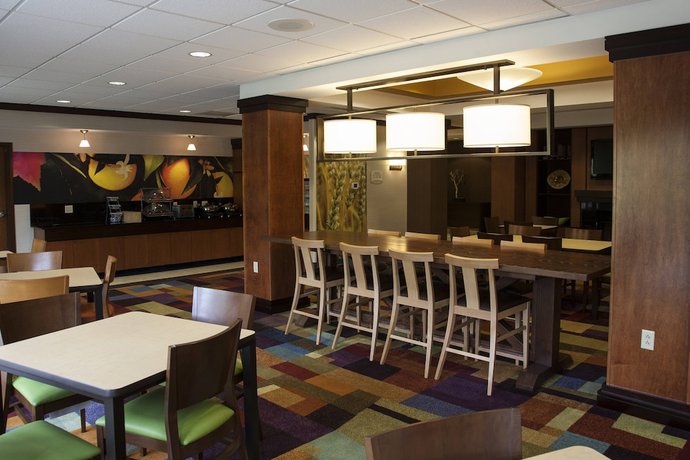 Imagen del bar/restaurante del Hotel Fairfield Inn and Suites by Marriott Bedford. Foto 3