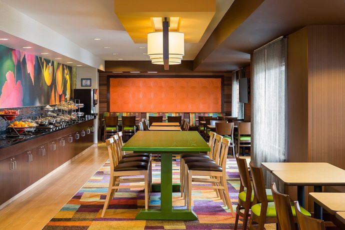 Imagen del bar/restaurante del Hotel Fairfield Inn and Suites by Marriott Chicago Naperville/Aurora. Foto 4