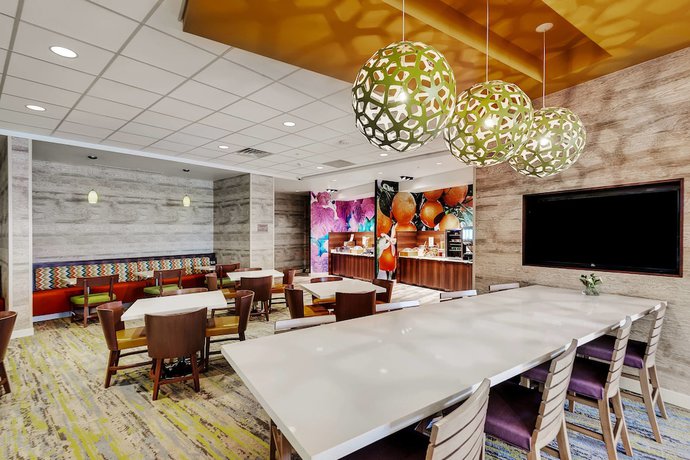 Imagen del bar/restaurante del Hotel Fairfield Inn and Suites by Marriott Chicago Schaumburg. Foto 2