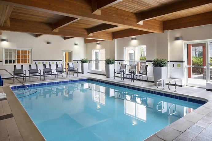 Imagen de la piscina del Hotel Fairfield Inn and Suites by Marriott Denver Airport. Foto 9