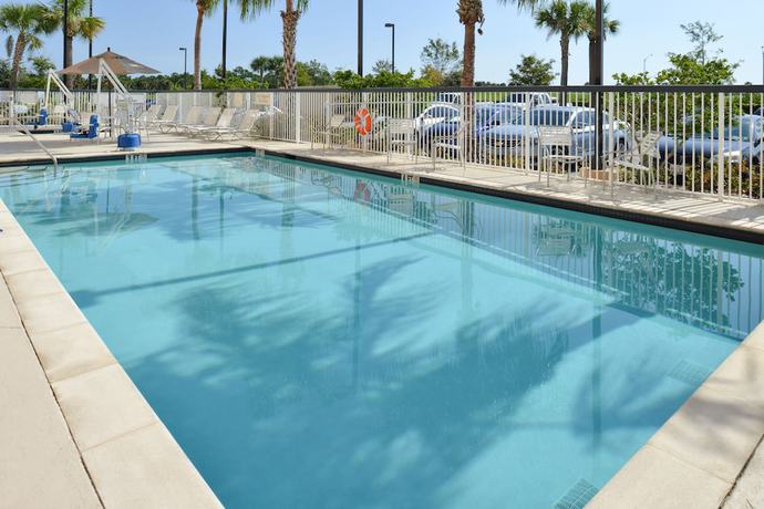 Imagen de la piscina del Hotel Fairfield Inn and Suites by Marriott Fort Pierce. Foto 17