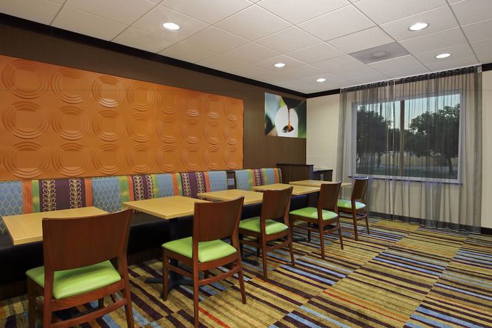 Imagen del bar/restaurante del Hotel Fairfield Inn and Suites by Marriott Fresno Clovis. Foto 2