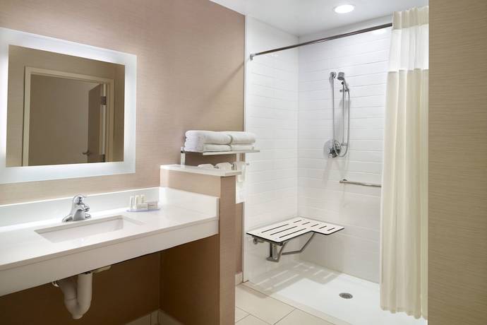 Imagen de la habitación del Hotel Fairfield Inn and Suites by Marriott Hendersonville Flat Rock. Foto 15