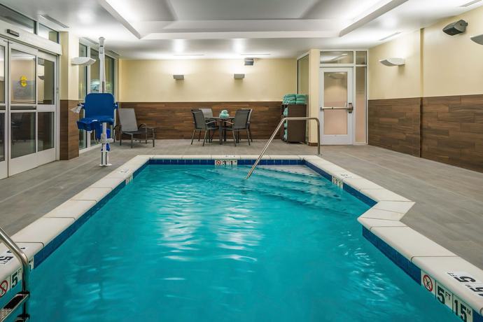 Imagen de la piscina del Hotel Fairfield Inn and Suites by Marriott Kansas City North/Gladstone. Foto 20