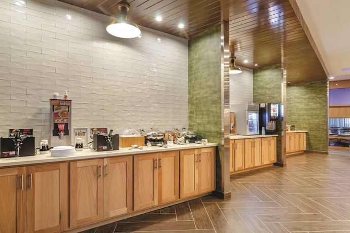 Imagen del bar/restaurante del Hotel Fairfield Inn and Suites by Marriott Kansas City Shawnee. Foto 5