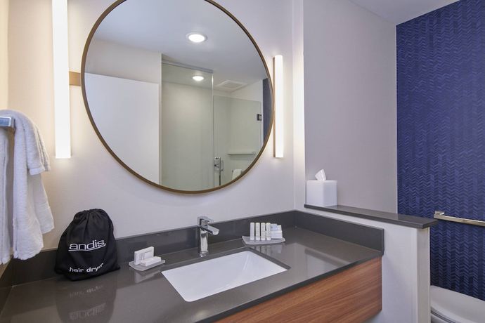 Imagen de la habitación del Hotel Fairfield Inn and Suites by Marriott Louisville Jeffersonville. Foto 9