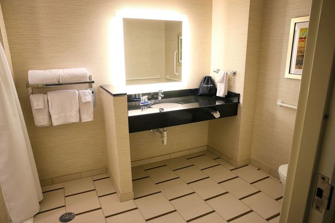 Imagen de la habitación del Hotel Fairfield Inn and Suites by Marriott Madison Verona. Foto 15