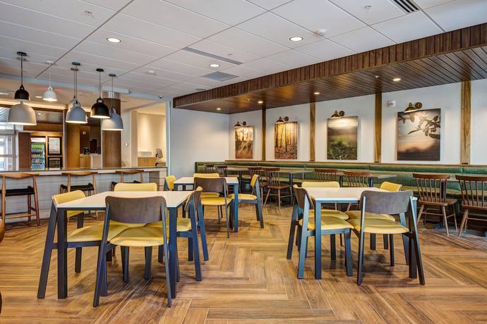 Imagen del bar/restaurante del Hotel Fairfield Inn and Suites by Marriott Minneapolis North. Foto 3