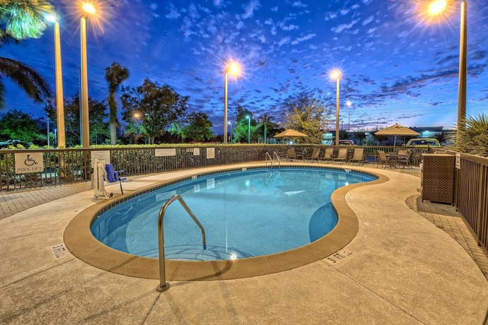 Imagen de la piscina del Hotel Fairfield Inn and Suites by Marriott Naples. Foto 19