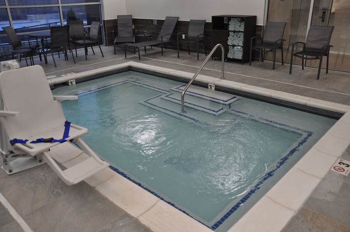 Imagen de la piscina del Hotel Fairfield Inn and Suites by Marriott Nashville Airport. Foto 19