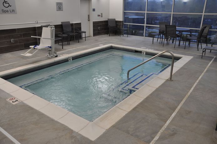 Imagen de la piscina del Hotel Fairfield Inn and Suites by Marriott Nashville Airport. Foto 20
