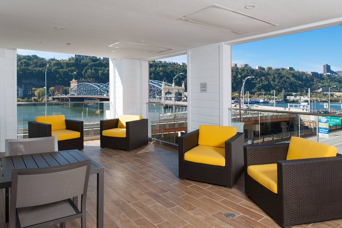 Imagen del bar/restaurante del Hotel Fairfield Inn and Suites by Marriott Pittsburgh Downtown. Foto 5