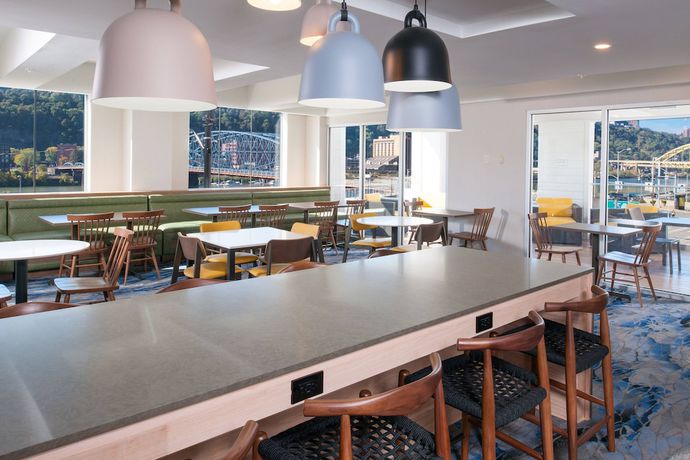 Imagen del bar/restaurante del Hotel Fairfield Inn and Suites by Marriott Pittsburgh Downtown. Foto 8