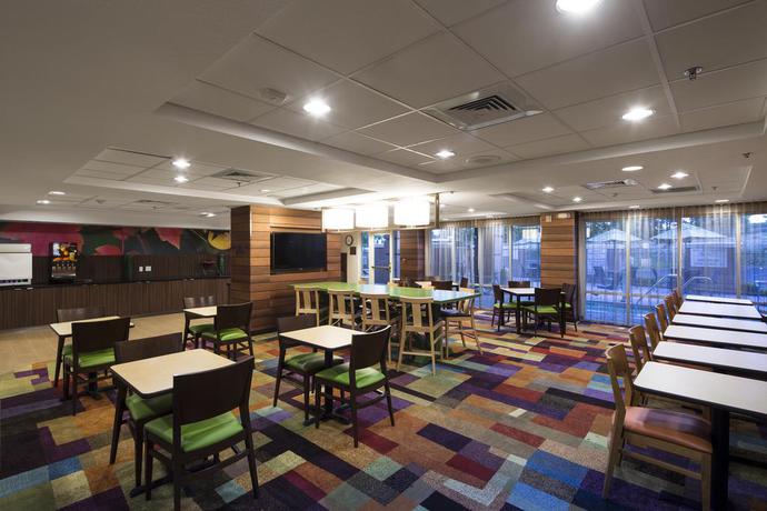 Imagen del bar/restaurante del Hotel Fairfield Inn and Suites by Marriott Rancho Cordova. Foto 2