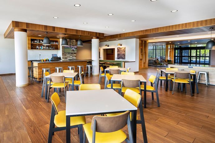 Imagen del bar/restaurante del Hotel Fairfield Inn and Suites by Marriott Rome, Rome. Foto 5