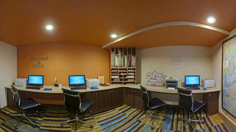 Imagen de los interiores del Hotel Fairfield Inn by Marriott JFK Airport. Foto 10