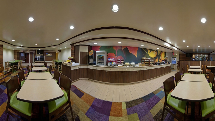 Imagen del bar/restaurante del Hotel Fairfield Inn by Marriott JFK Airport. Foto 3