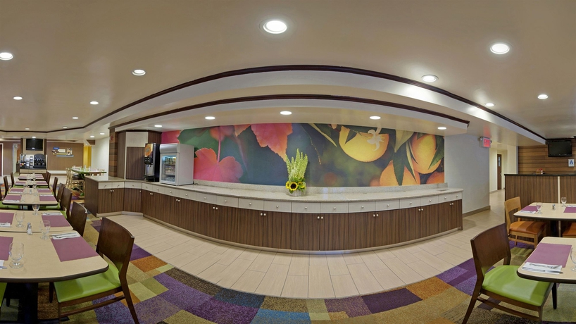 Imagen del bar/restaurante del Hotel Fairfield Inn by Marriott JFK Airport. Foto 4
