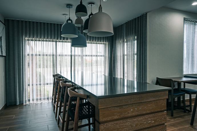 Imagen del bar/restaurante del Hotel Fairfield Inn by Marriott New York LaGuardia Airpo. Foto 4