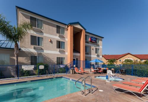 Imagen general del Hotel Fairfield Inn by Marriott Santa Clarita Valencia. Foto 2