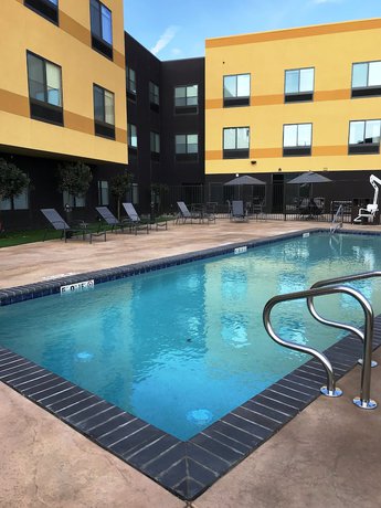 Imagen de la piscina del Hotel Fairfield InnandSuite by Marriott Fresno Yosemite Intl Airport. Foto 19