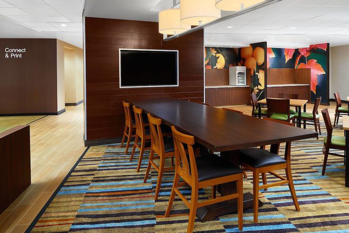 Imagen del bar/restaurante del Hotel Fairfield InnandSuite by Marriott Fresno Yosemite Intl Airport. Foto 3