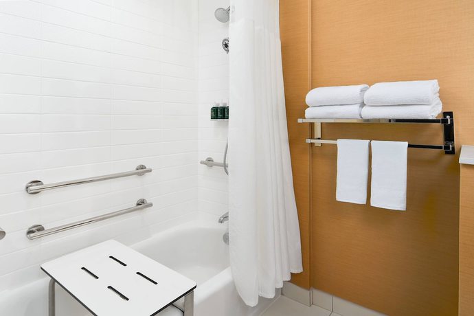 Imagen de la habitación del Hotel Fairfield InnandSuite by Marriott Fresno Yosemite Intl Airport. Foto 10
