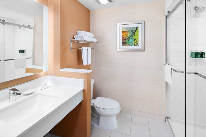Imagen de la habitación del Hotel Fairfield InnandSuite by Marriott Fresno Yosemite Intl Airport. Foto 11