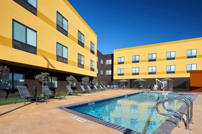 Imagen de la piscina del Hotel Fairfield InnandSuite by Marriott Fresno Yosemite Intl Airport. Foto 20
