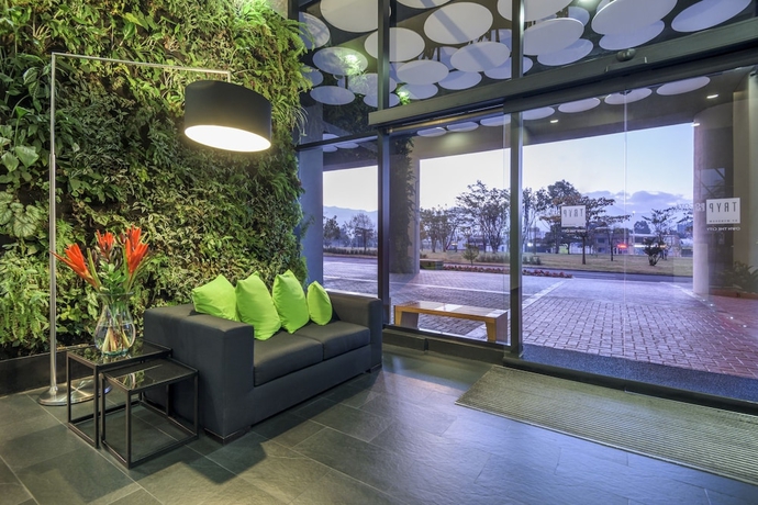 Imagen de los interiores del Hotel Fairfield by Marriott Bogota Embajada. Foto 17