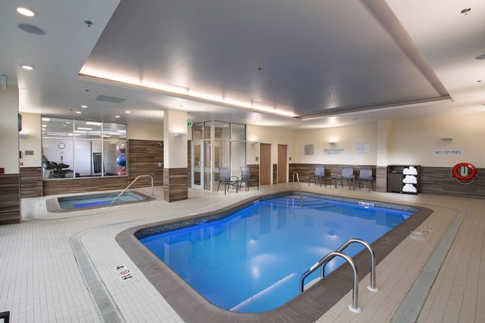 Imagen de la piscina del Hotel Fairfield by Marriott Edmonton International Airpo. Foto 7