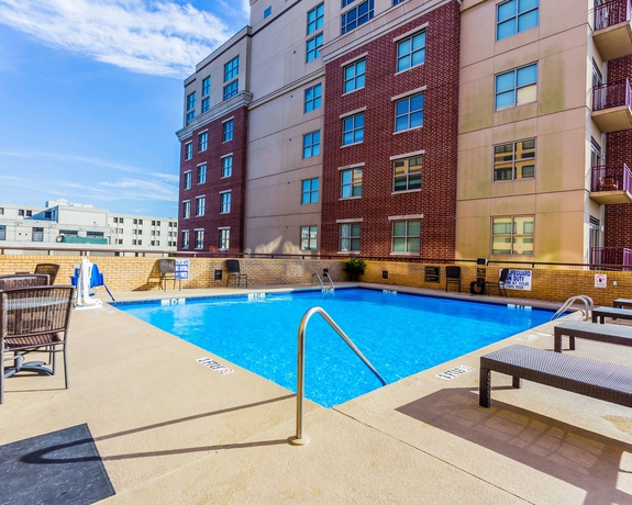 Imagen de la piscina del Hotel Fairfield by Marriott Inn & Suites Charleston Downtown. Foto 16